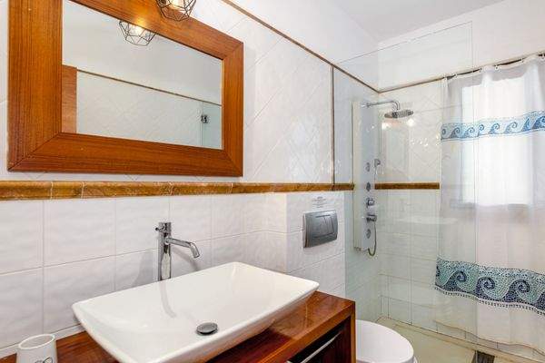 Eines von 3 Badezimmern