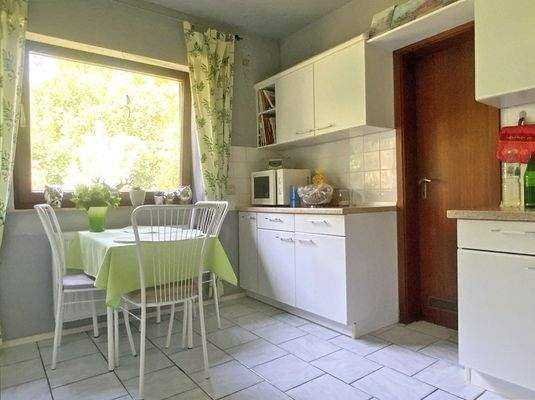 Küche mit Essplatz im Erdgeschoss