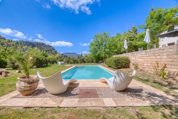 Geräumige Villa inmitten der Natur mit wunderschönem Bergblick und einem traumhaften Garten