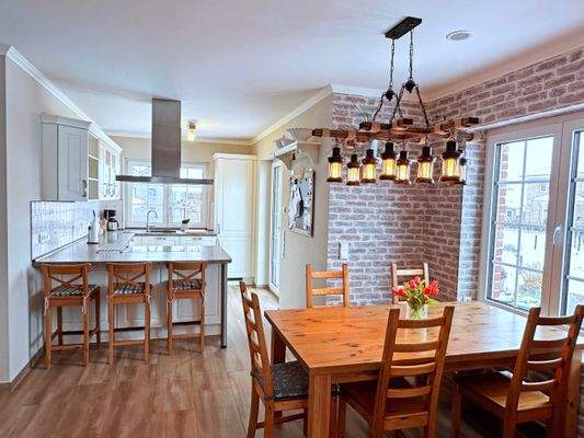 Gesellige Stunden in der großen, offen Wohnküche