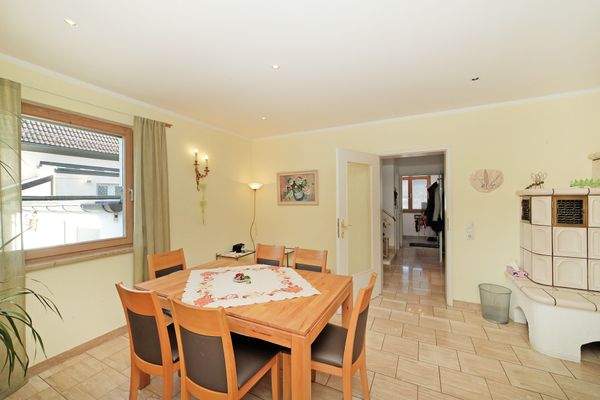 Essbereich mit Kachelofen