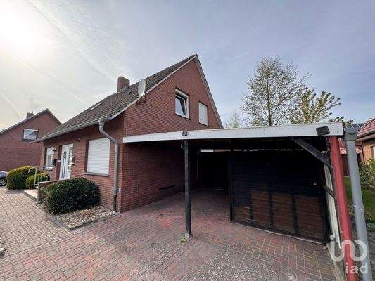 Ansicht mit Doppelcarport