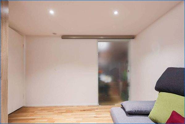 Untergeschoss_Schrankzugang im Büro