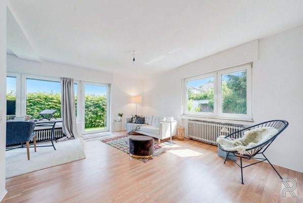 Wohnzimmer mit viel Fensterflächen