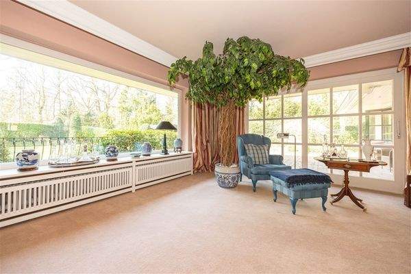 Große Fensterfronten zur Gartenseite