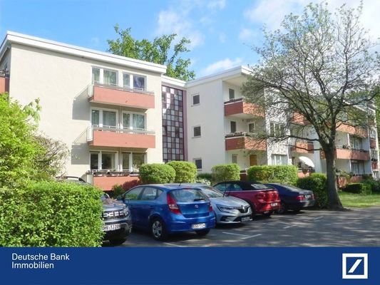 Hausansicht mit Parkplatz