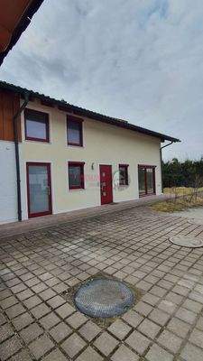 Aussenansicht mit Parkplätzen