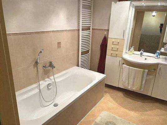 Bad mit Wanne und Dusche