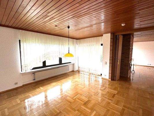 Esszimmer mit Zugang zur Terrasse