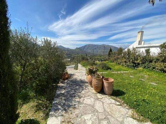 2 komplett ausgestattete Steinvillen mit schönen Gärten und 3 zusätzlichen Baurechten