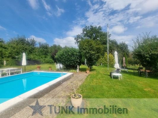 03 - Pool und Garten