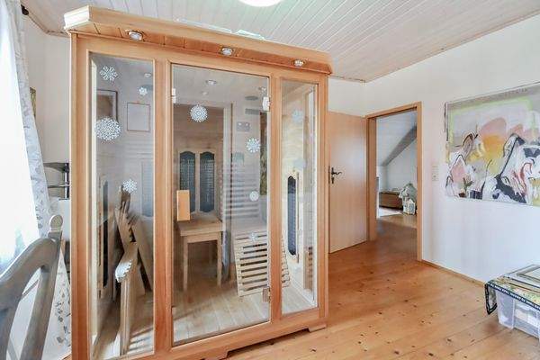 Schlafzimmer mit Saunabereich (OG)