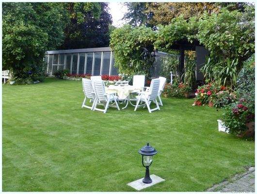 Garten mit Schwimmbad