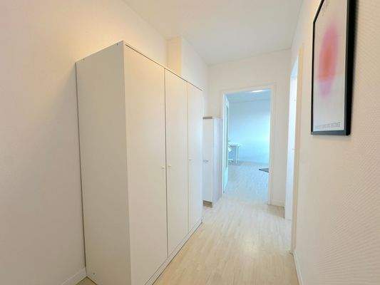 Heller Flur mit Schrank