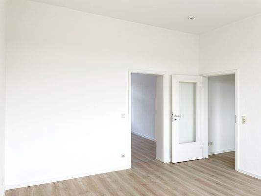 Wohnzimmer mit Zugang Schlafzimmer.JPG