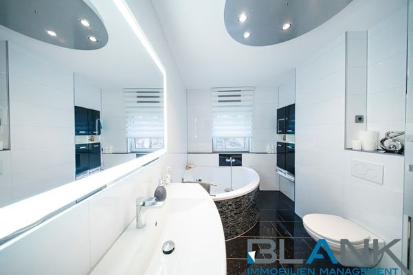 Badezimmer mit Toilette im Erdgeschoss 