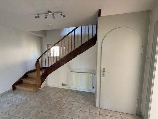 Flur EG m. Treppe in OG u. Kellerabgang 