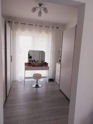 Ankleidezimmer des Elternschlafzimmers.jpg