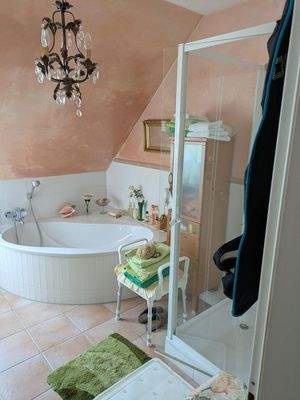 Bad mit Eckwanne u. Dusche