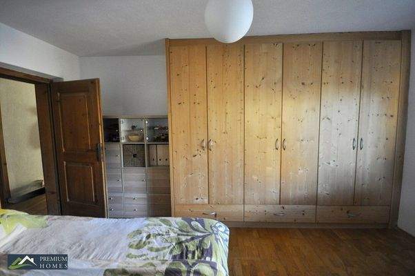 Moderne 3-Zimmer-Eigentumswohnung - Blick in das Schlafzimmer mit Schrank