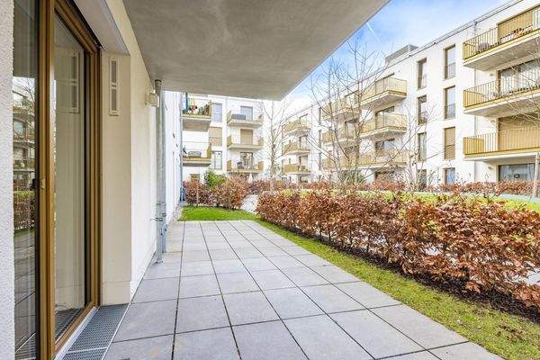 große Terrasse zum Innenhof