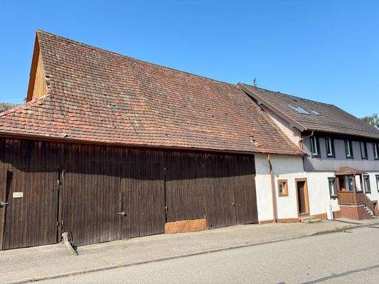 riesige Scheune mit drei Toren