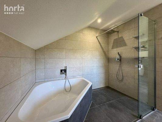 Dachgeschoss- Tageslichtbad