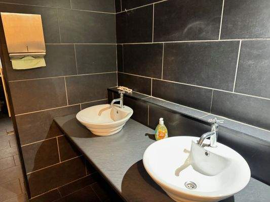 renovierte Sanitärräume.jpg