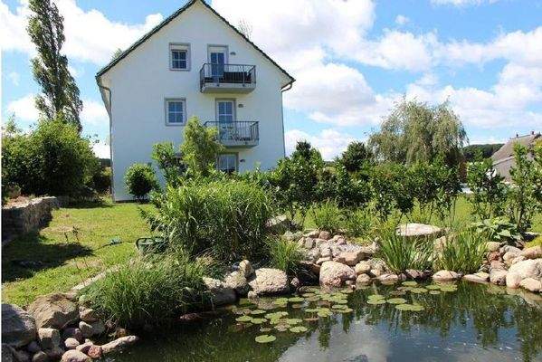 Außenansicht mit Teich