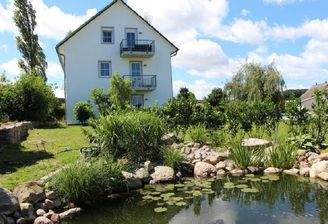 Außenansicht mit Teich