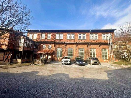 Mieterparkplatz mit Blick auf den Festsaal