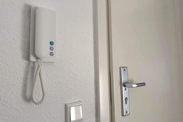 Sichere Wohnungseingangstür mit neuer Klingelanlag