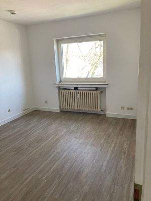 Kinder- oder Arbeitszimmer, Boden PVC in Holzoptik, Wände Rauhfaser weiß