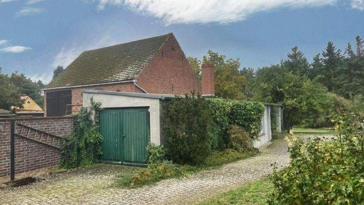 Garagengebäude mit Werkstatt und Unterstand