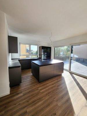 offener Küchenbereich mit EBK