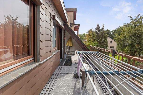 Sonniger Balkon mit schönem Ausblick