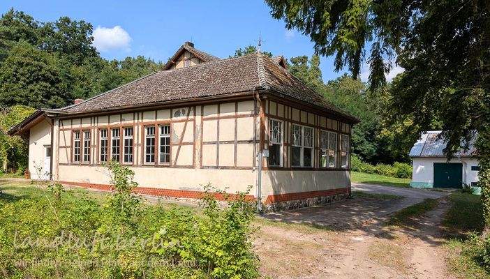 Saal Westseite mit angebautem Sanitärtrakt links.