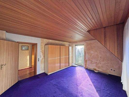 Wohnzimmer mit Zugang zum Balkon DG