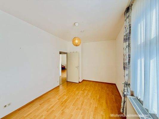 Das Schlafzimmer mit Blick zum Wohnraum