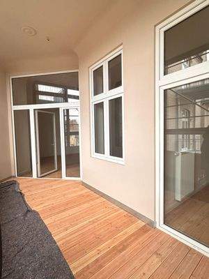 Großer Balkon mit Blick zum Innenhof von zwei Zimmern aus begehbar