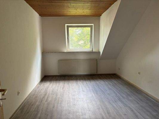 Leeres Zimmer mit Fenster