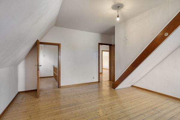 Zimmer DG mit Aufgang Dachboden
