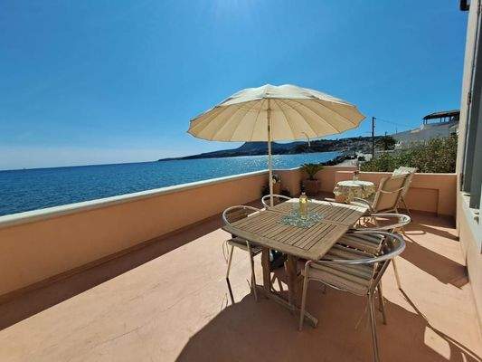 Kreta, Kalyves: Elegante neoklassizistische Villa am Meer zu verkaufen