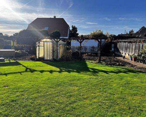 großer Garten mit Gewächshäusern