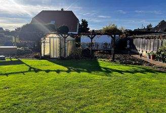 großer Garten mit Gewächshäusern