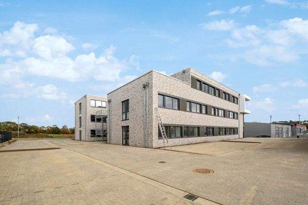 Seitenansicht mit Parkplätzen