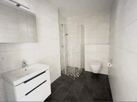 Badezimmer mit bodengleicher bodentiefer Dusche