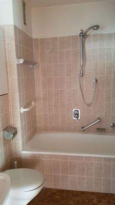 Badezimmer mit Badewanne 