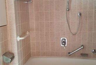 Badezimmer mit Badewanne 