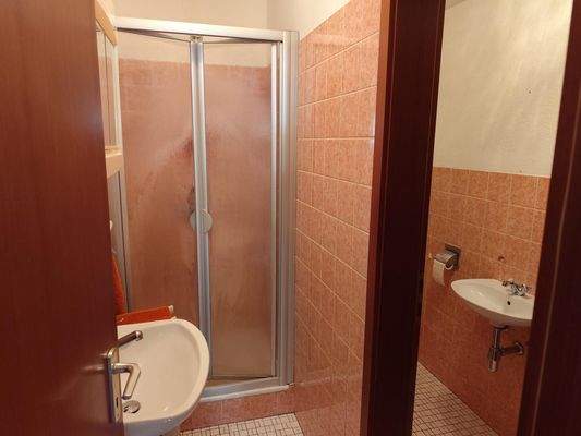 Dusch-Badezimmer mit angrenzendem WC